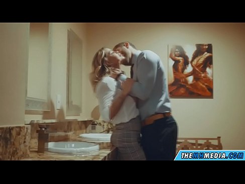 ❤️ Kur një bjonde me bukë ju josh në një banjë publike ☑ Porno në sq.tradeis.top ❌